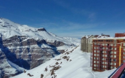 Ocupación hotelera crece en Santiago por temporada de nieve, pero cae en regiones
