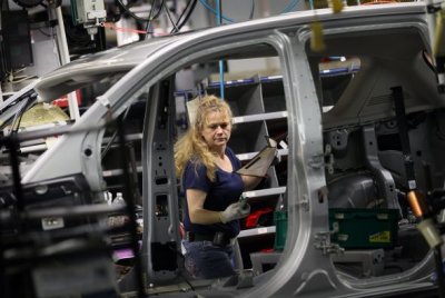  Mujer ayudando a la manufactura de un Jeep