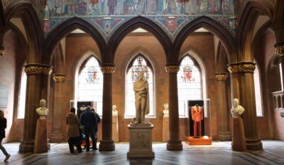 Para una vista aun más alta, suba el Monumento a Nelson, que conmemora la victoria (y muerte) del almirante Horatio Nelson en la Batalla de Trafalgar.
