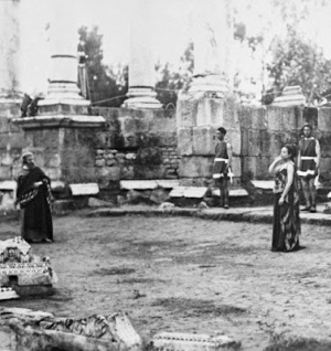 Margarita Xirg&uacute; interpretando "Medea" en el teatro romano de M&eacute;rida