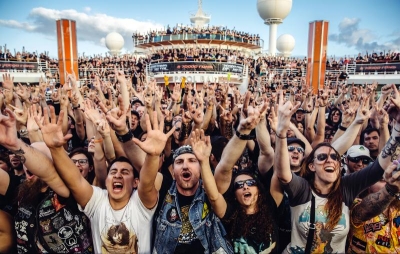 Fan&aacute;ticos en el crucero 70.000 tons of metal.