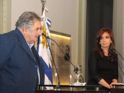 Mujica y Fern&aacute;ndez:   Mandatarios dialogaron sobre medidas que afectan intercambio econ&oacute;mico entre ambos pa&iacute;ses 