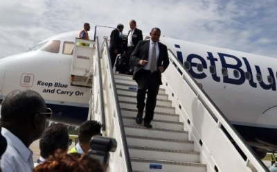 El secretario de Transporte de EE UU, Anthony Fox, a su llegada a Cuba en el vuelo de Jet Blue.