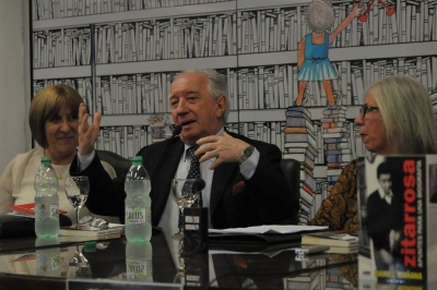 Presentaci&oacute;n del libro: Zitarrosa: Apuntes para una biograf&iacute;a de Daniel Ma&ntilde;ana. Ignacio Su&aacute;rez habla de Alfredo Zitarrosa desde la Mesa de amigos en la noche del lal 8/3 -Biblioteca Nacional. A los lados, Carmen Galusso y Mar&iacute;a Vidal.