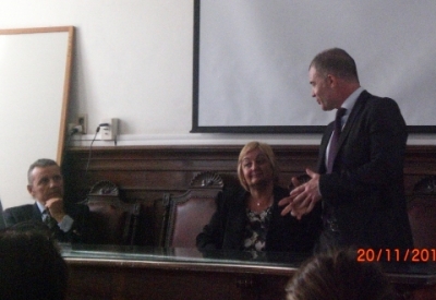 Habla el Doctor Julio Facal ante el Escribano Roque Molla y la Ministra Liliam Kechichian