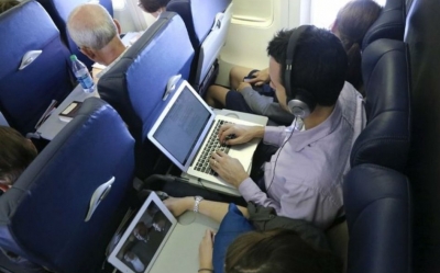 EEUU estudia extender a otros 71 aeropuertos las restricciones de aparatos electr&oacute;nicos en vuelo