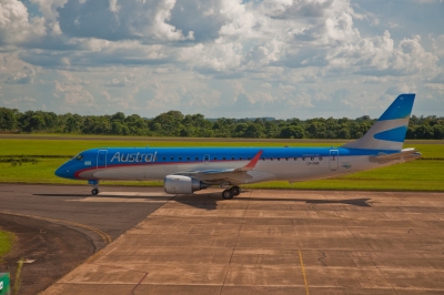 Uno de los Embraer 190 de Austral que Isela Costantitni vender&iacute;a