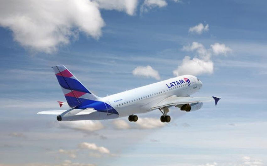 LATAM reduce sus vuelos internacionales en 30 % ante menor demanda y restricciones de viaje
