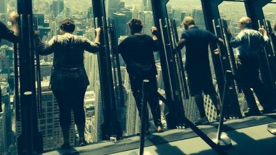 M&aacute;ximo v&eacute;rtigo: un mirador se inclina 30&ordm; sobre el vac&iacute;o en un rascacielos de Chicago