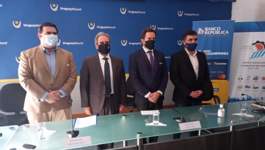 Intendente Departamental de Paysand&uacute; Nicol&aacute;s Olivera; Subsecretario de Turismo Remo Monzeglio; Ministro de Turismo Germ&aacute;n Cardoso; Intendente Departamental de Salto Andr&eacute;s Lima.