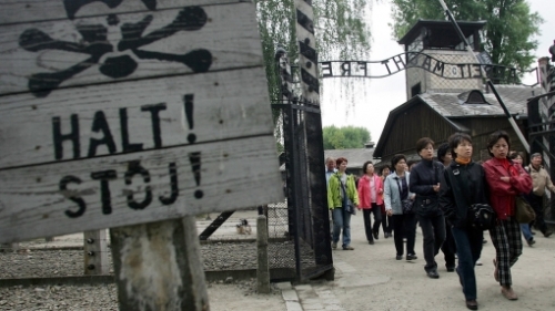Un gupo de turistas ingresa al campo de concentraci&oacute;n de Auschwitz