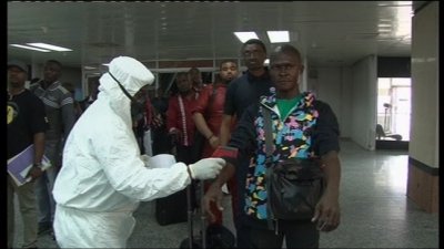 Obama anuncia medidas adicionales de control a pasajeros por el &eacute;bola