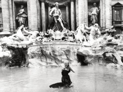 La actriz Anita Ekberg en la Fontana di Trevi en una escena de pel&iacute;cula de Fellini &ldquo;La dolce vita&rdquo;.