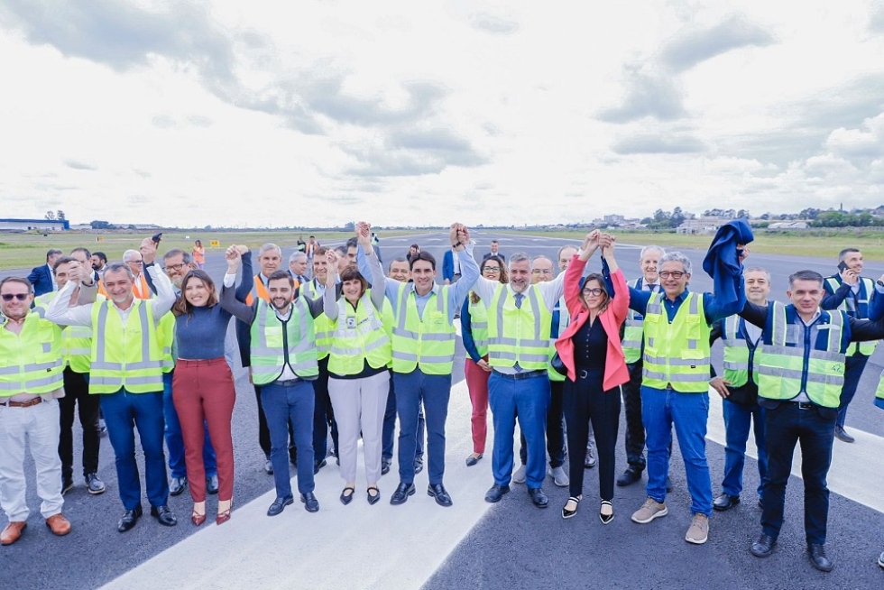 Reabrió la pista del aeropuerto de Porto Alegre con un vuelo de un Embraer de la FAB