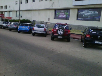 Una imagen vale m&aacute;s que mil palabras &iquest;verdad?, supremaci&iacute;a de matr&iacute;culas uruguayas sobre la calle 32 junto al Nogar&oacute;.