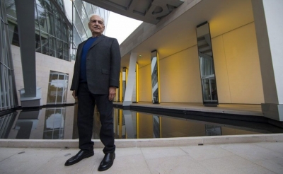 El propietario del grupo LVMH posan para los fot&oacute;grafos durante la presentaci&oacute;n del nuevo edificio de la fundaci&oacute;n Louis Vuitton en el Bois de Boulogne en Par&iacute;s (Francia). 