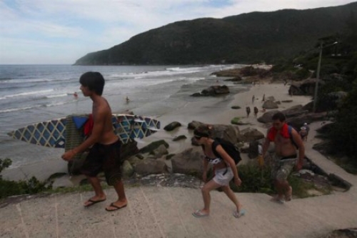  Los turistas recorren la senda que conecta Praia do Matadeiro con el pueblo de Armazao para abastecerse