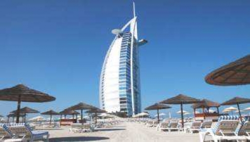 La playa Jumeirah, cerca del hotel Burj al-Arab, tranquila y segura