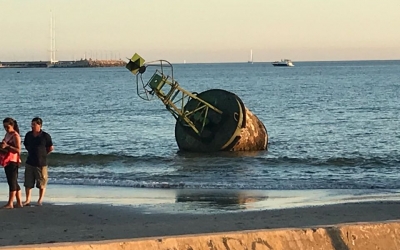 Boya argentina queda varada en la playa de Piriápolis