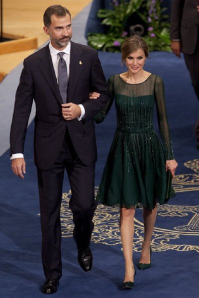 El pr&iacute;ncipe Heredero de Espa&ntilde;a Felipe, a la izquierda, y la princesa Letizia de Espa&ntilde;a, a la derecha, durante la ceremonia del Premio Pr&iacute;ncipe de Asturias en el Teatro Campoamor de Oviedo, norte de Espa&ntilde;a, el viernes 25 de octubre 2013. 