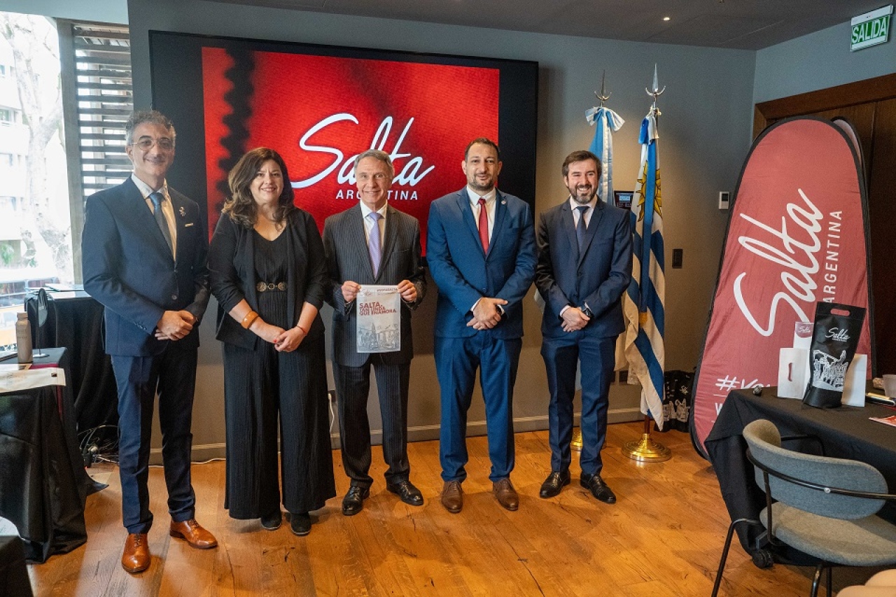 Delegaci&oacute;n de Salta y personal de la Embajada Argentina