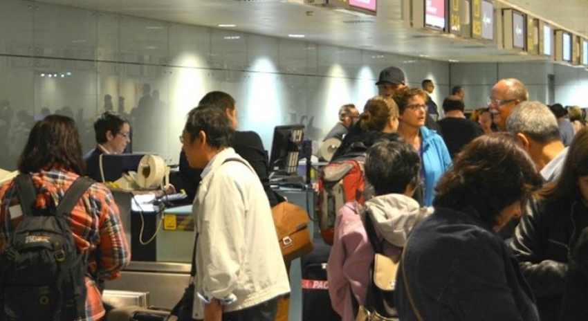 Los 'h&eacute;roes del &eacute;xodo tur&iacute;stico' en los aeropuertos y aviones
