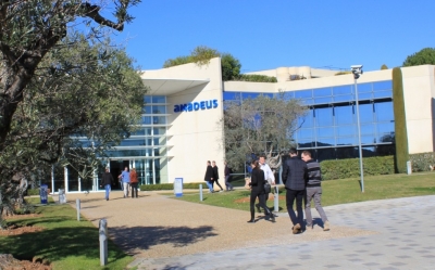Amadeus analiza incluir Airbnb en su sistema