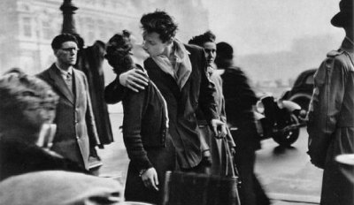 La famosa foto en blanco y negro de los enamorados del Hotel de Ville, de Robert Doisneau.