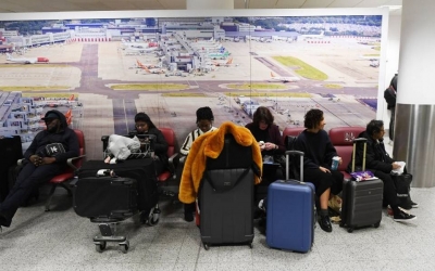 Pasajeros esperan en el aeropuerto de Gatwick tras ser reabierto, en Sussex, Reino Unido. 