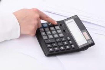 Tambi&eacute;n en el turismo con la calculadora en mano