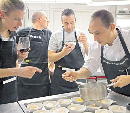 Entre copas: el chef Diego Gelabert mantiene la atenci&oacute;n de sus alumnos por un d&iacute;a, en Ni Neu, junto a las playas de San Sebasti&aacute;n.  / GENTILEZA NI NEU