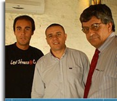 Mediados de 2008, cuando hicimos Informe Pluna. Nicol&aacute;s de los Santos por entonces Presidente de OTAU OFP, en el centro Fernando Alberti, era el Secretario y nuestro director.