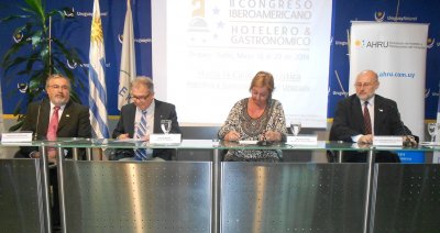 Francisco Rodriguez, Presidente del Comité Organizador del Congreso; Luis Borsari, Presidente de la CAMTUR; Liliám Kechichián, Ministra de Turismo; Cr. Juan Martínez Escrich, Presidente de AHRU.