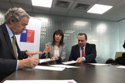 El ministro de Turismo de Argentina, Gustavo Santos, junto con la subsecretaria de Turismo de Chile, M&oacute;nica Zalaquett y representantes gremiales de ambos pa&iacute;ses firmaron esta ma&ntilde;ana una declaraci&oacute;n de intenci&oacute;n, cuya duraci&oacute;n es de dos a&ntilde;os renovable.