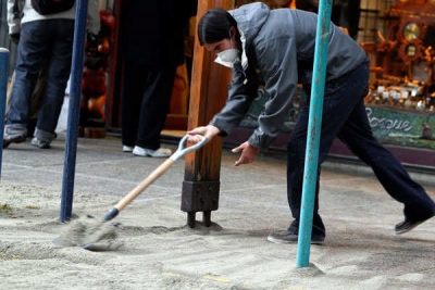 Un hombre trabaja para despejar las calles de Bariloche afectadas con las cenizas del Cord&oacute;n Caulle