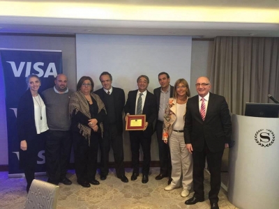 La Comisi&oacute;n Directiva de AUDOCA distinguiendo con una plaqueta al Profesor C&aacute;ceres, primer invitado al ciclo de Almuerzos Acad&eacute;micos