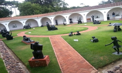 Patio de esculturas del Museo Ralli.