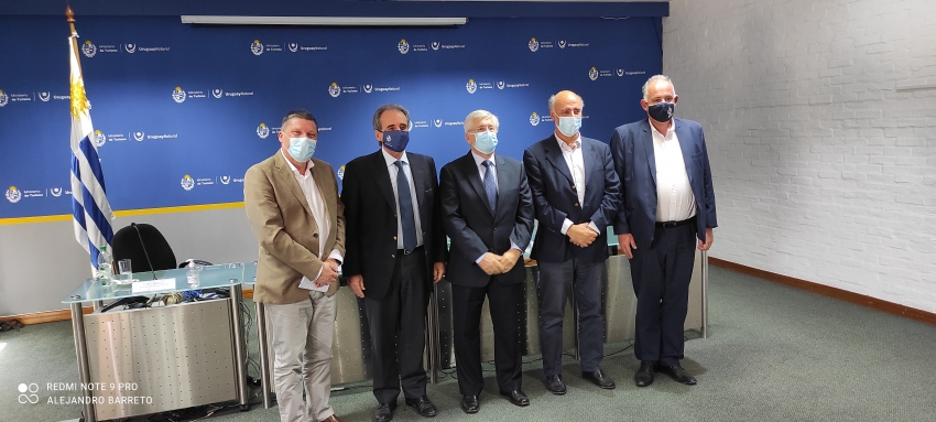 Director general de INEFOP, Pablo Darscht; Subsecretario de Turismo, Remo Monzeglio; Ministro de Turismo, Tabar&eacute; Viera; Ministro de Trabajo, Pablo Mieres; Director Nacional de Turismo, Roque Baudean