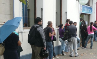  Argentinos ya se llevaron m&aacute;s de US$ 10: mediante el "d&oacute;lar Colonia". Cajeros se recargan hasta dos veces por d&iacute;a, antes era d&iacute;a por medio