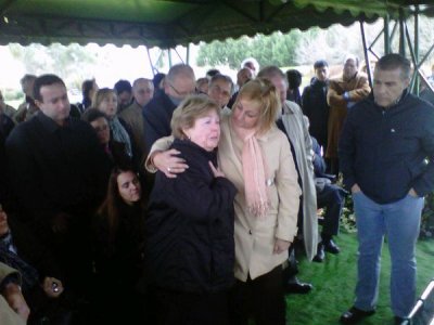 Mientras la sostiene en sus brazos la Ministra Kechichian, Gladys habla despidiendo a Mario aquel triste 1&deg; de julio de 2012 en Parque del Recuerdo