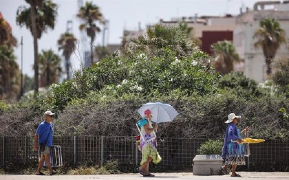 Ba&ntilde;istas se dirigen a la Playa de la Malvarrosa
