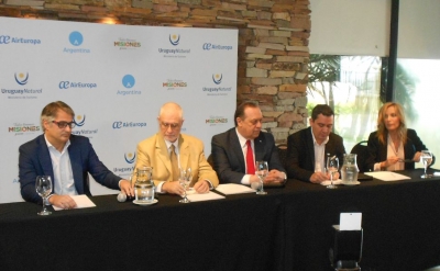 Diego Garc&iacute;a, Director para Am&eacute;rica de Air Europa; Benjam&iacute;n Liberoff, Subsecretario de Turismo de Uruguay; Gustavo Santos, Secretario de Gobierno de Turismo de la Rep&uacute;blica Argentina; Jos&eacute; Mar&iacute;a R&uacute;a, Ministro de Turismo de la provincia de Misiones; Adriana Forl&aacute;n, Gerente de Air Europa en Uruguay.