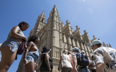 Por qué una ciudad europea prohibió el alquiler de viviendas a turistas