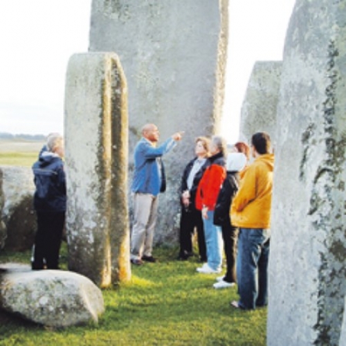 En todos los destinos los gu&iacute;as tur&iacute;sticos ofrecen datos de las culturas originarias que all&iacute; vivieron. En esta foto, en Stonehenge.