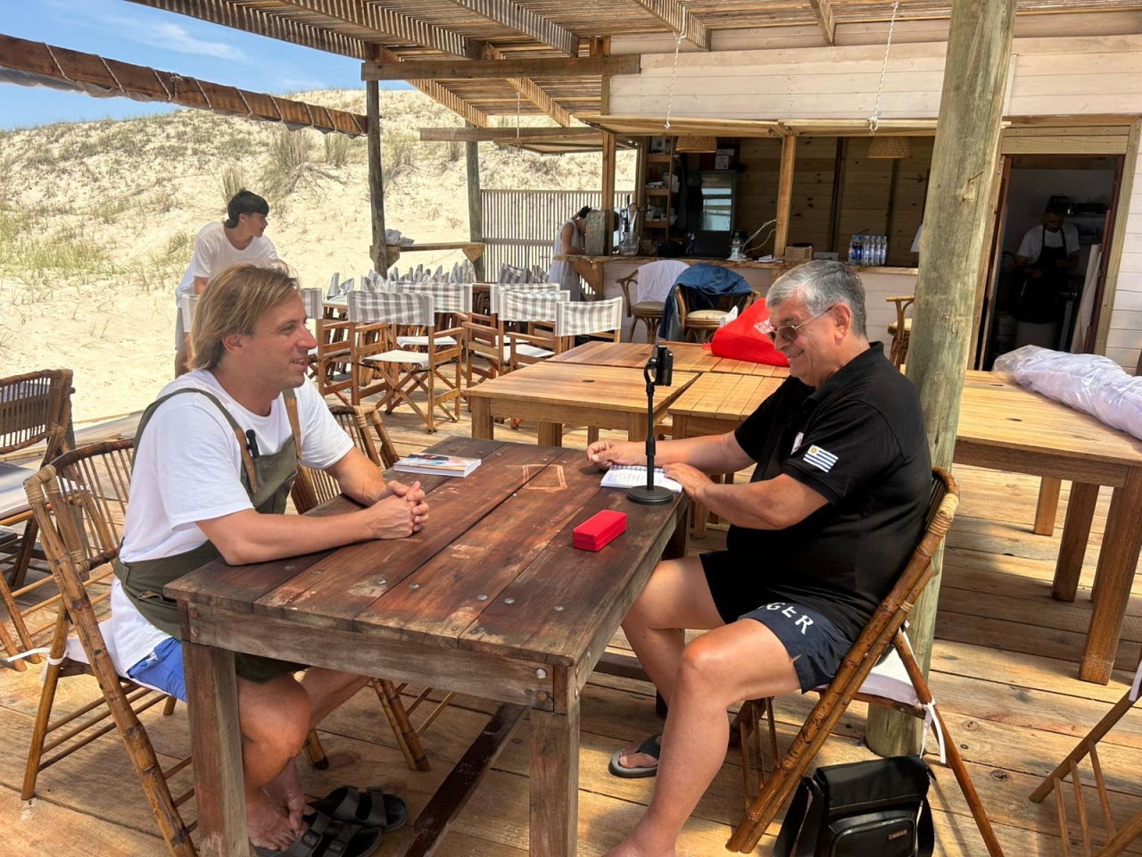 La charla del gran m&ugrave;sico uruguayo con el PDA en Arrai Beach, en la Playa de la Vuda