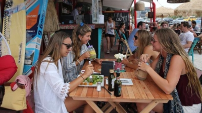   Almorzar en Chill Out, en La Barra, ya no es tan prohibitivo para los argentinos dice La Naci&oacute;n