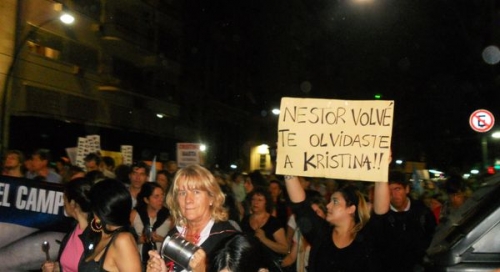 De cacerolazos, "la vieja", "Rodete", valijas y otras yerbas