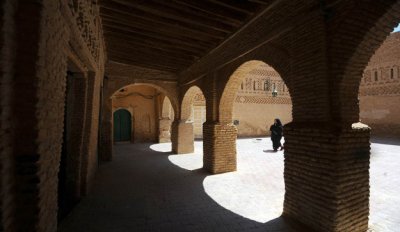 Tozeur se encuentra en un lugar estratégico, muy cerca del desierto del Sáhara y también del lago salado de Chott El Jerid. Dos paisajes incomparables que bien merecen una visita. Se trata de una localidad con mucho encanto, no sólo por ser el mayor oasis de Túnez. 