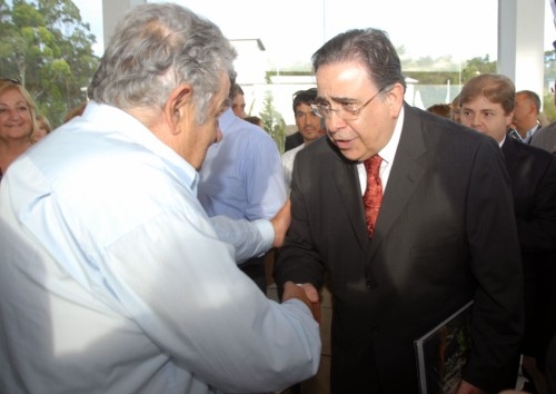 Alberto Pinto Coelho, vicegobernador de Minas gerais, saluda al Presidente Mujica