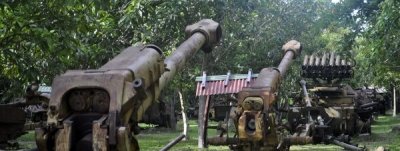 Armas oxidadas y veteranos de guerra enseñan en Camboya la historia del país